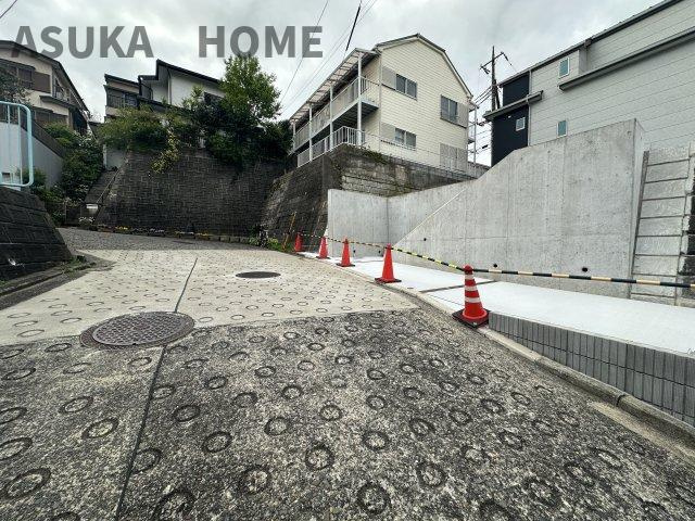 保土ヶ谷区新井町の前面道路含む現地写真|周辺には内科・小児科の医療施設がありますので急な発熱などにも慌てずに済みます。