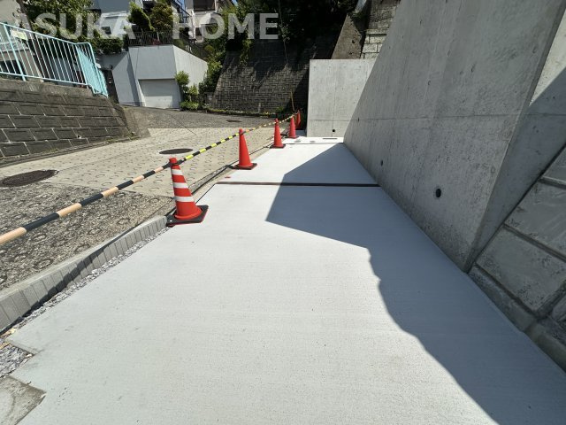 保土ヶ谷区新井町の前面道路含む現地写真|広々としたスペースの駐車しやすそうな駐車場ですね。