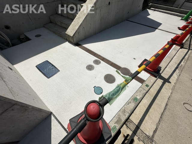 保土ヶ谷区新井町の前面道路含む現地写真|自転車やバイクを停めても充分なスペースが有る駐車場です。