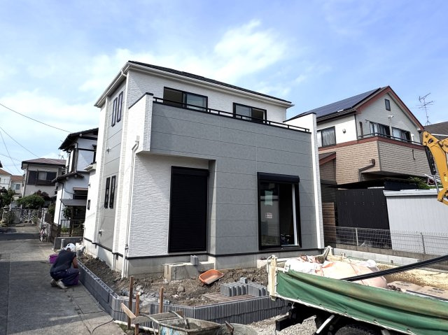 松戸市栄町西5丁目新築戸建【古ヶ崎小学校:9分】の外観|現地外観・7月14日撮影・もうすぐ完成!