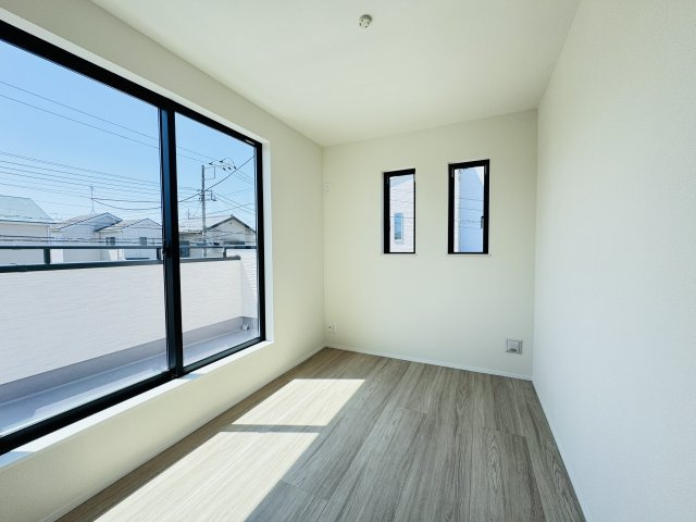 松戸市栄町西5丁目新築戸建【古ヶ崎小学校:9分】の子供部屋|4.5帖洋室・南側バルコニー前の明るいお部屋です♪