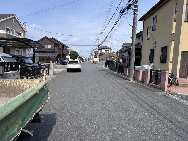 松戸市栄町西5丁目新築戸建【古ヶ崎小学校:9分】の前面道路含む現地写真|南側前面道路・幅員約８ｍ