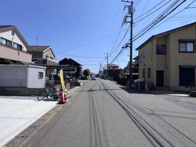 松戸市栄町西5丁目新築戸建【古ヶ崎小学校:9分】の前面道路含む現地写真|南側前面道路・幅員約８ｍ