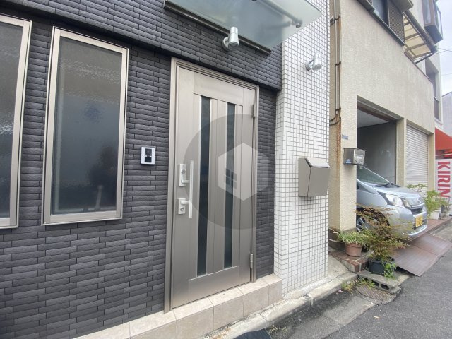 新家西町貸家のエントランス