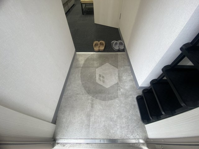 新家西町貸家の玄関