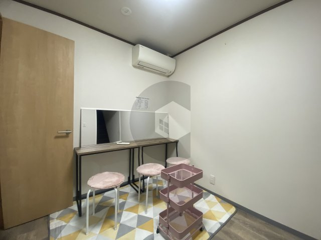 新家西町貸家の洋室