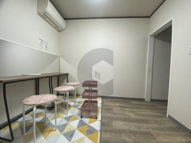 新家西町貸家の洋室