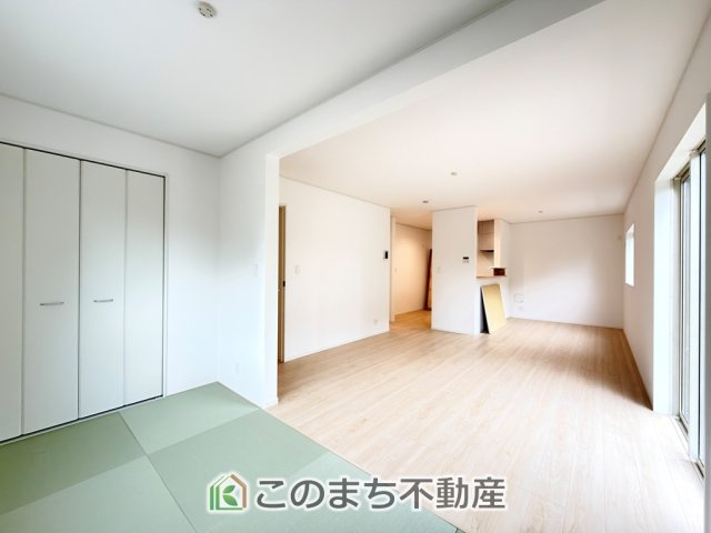 CRADLEGARDEN宇都宮市東峰町第7の和室|お子様のお昼寝にも便利な和室です。大きな窓から暖かな日差しが差し込みます♪