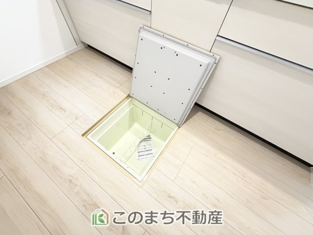 CRADLEGARDEN宇都宮市東峰町第7の収納|キッチンには床下収納を備え、食品や日用品のストック収納に便利。すっきり片付く使い勝手の良い設備です。
