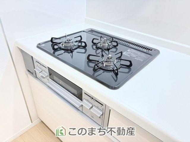 CRADLEGARDEN宇都宮市東峰町第7のキッチン|三ツ口コンロ採用で、同時調理もスムーズ◎！お料理を並べられるカウンター付きで、配膳・片付けをサポート！リビングで過ごすご家族とコミュニケーションを楽しみながら作業可能です♪