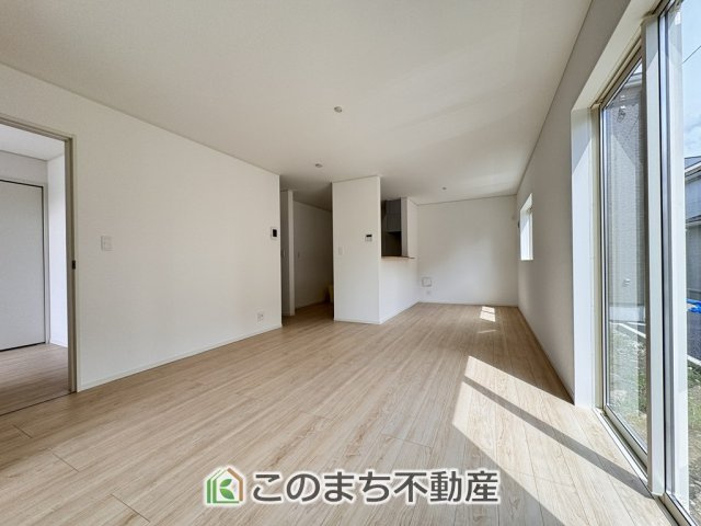 CRADLEGARDEN宇都宮市東峰町第7の居間・リビング|開放感のある広々としたリビング☆家族みんなでゆったりくつろげます♪
南側から暖かな日差しが差し込みます♪キッチンからリビングの様子がよく見渡せます☆