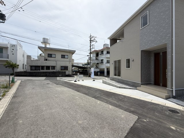 宜野湾市上原　第1（全4棟）4号棟の前面道路含む現地写真|※南東側私道6m♪