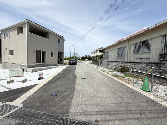 宜野湾市上原　第1（全4棟）4号棟の前面道路含む現地写真|※南東側私道6m♪