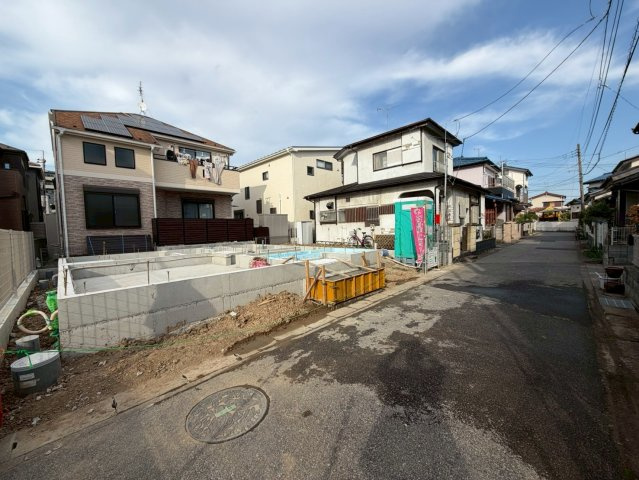 越谷市大泊990-10の前面道路含む現地写真