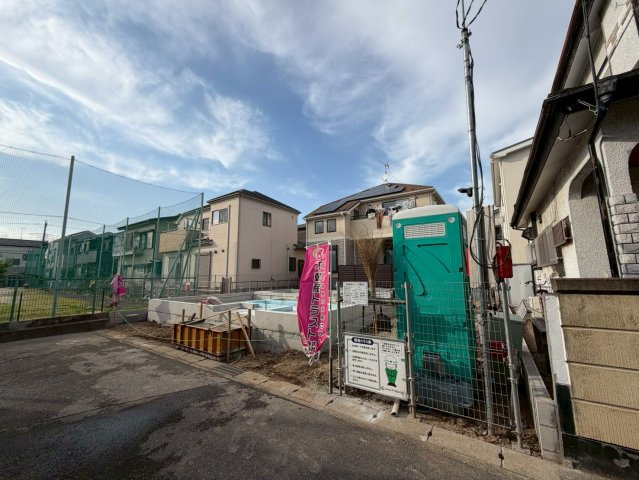 越谷市大泊990-10の前面道路含む現地写真