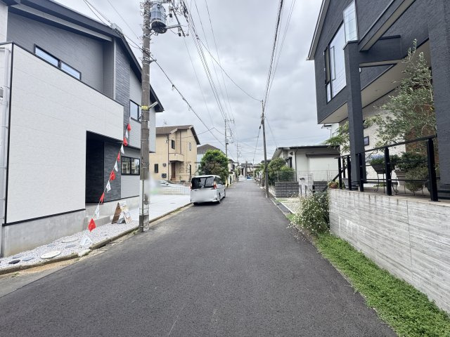 所沢市下安松・全1棟　新築一戸建　～北西角地～の前面道路含む現地写真