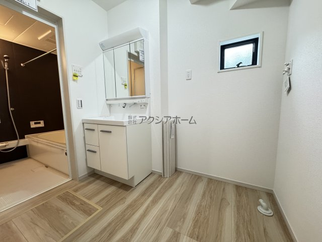 所沢市下安松・全1棟　新築一戸建　～北西角地～の独立洗面台|シャンプードレッサー付洗面化粧台