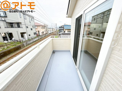 【バルコニー】 | 清水区七ツ新屋1丁目　新築戸建　全1棟 | 陽当りの良いバルコニーはお洗濯物はもちろんお布団もふかふかになります♪