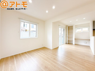 【居間・リビング】 | 清水区七ツ新屋1丁目　新築戸建　全1棟 | 日当たりのよいリビングは、一年を通してぽかぽかとしています。家族が自然と集まる空間になりそうですね♪