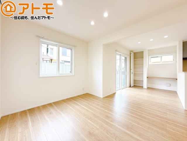 【居間・リビング】 | 清水区七ツ新屋1丁目　新築戸建　全1棟 | 日当たりのよいリビングは、一年を通してぽかぽかとしています。家族が自然と集まる空間になりそうですね♪