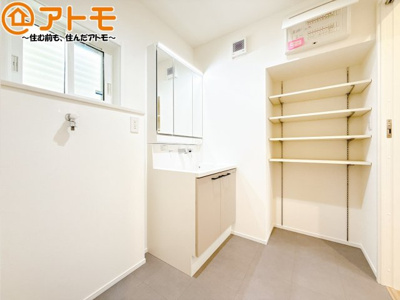 【独立洗面台】 | 清水区七ツ新屋1丁目　新築戸建　全1棟 | ランドリー収納がある洗面所なので、スペースを広く利用できます♪
