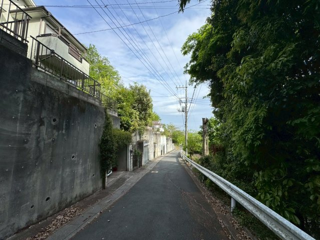 -三丁目不動産-　寄居町桜沢　平成4年築の前面道路含む現地写真