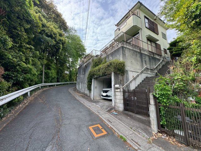 -三丁目不動産-　寄居町桜沢　平成4年築の前面道路含む現地写真
