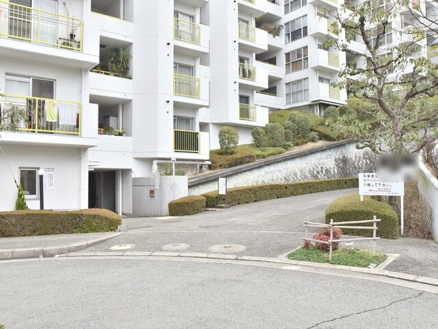 千里山ロイヤルマンションF棟の駐車場