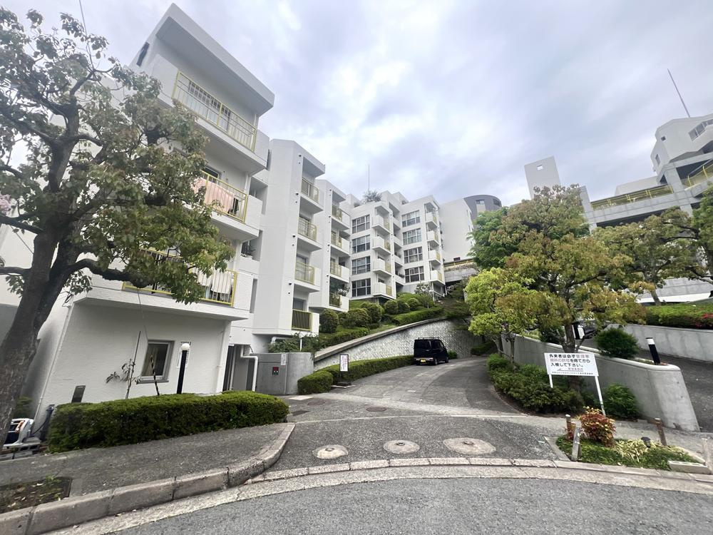 千里山ロイヤルマンションF棟の外観