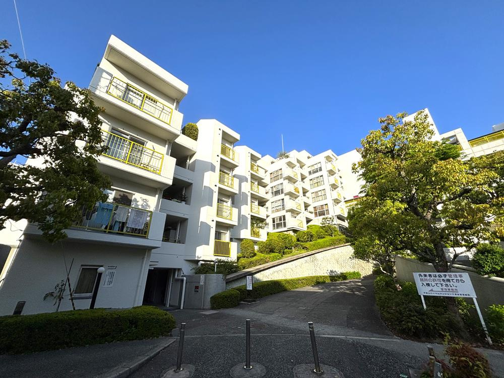 千里山ロイヤルマンションF棟の外観