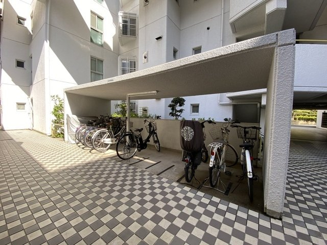 千里山ロイヤルマンションF棟の玄関