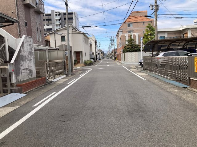 名古屋市北区駒止町１丁目の中古一戸建の前面道路含む現地写真