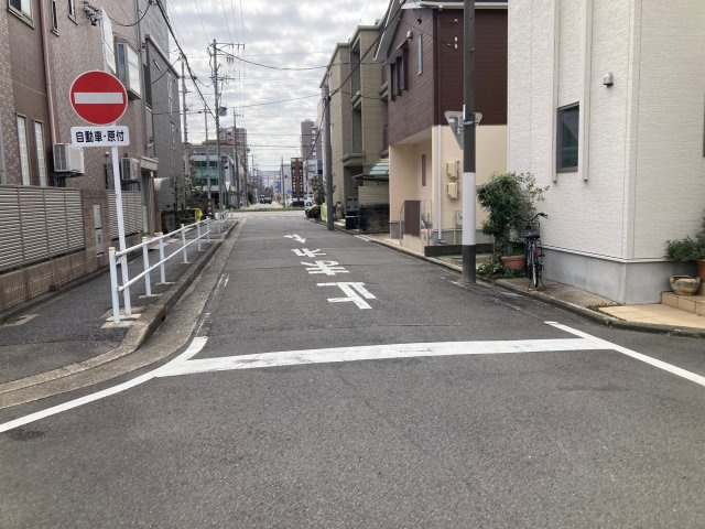 名古屋市北区駒止町１丁目の中古一戸建の前面道路含む現地写真