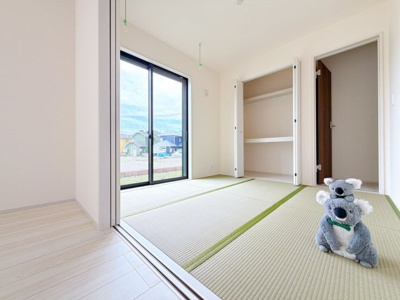 【和室】 | 安中市板鼻　新築住宅 | リビング横の和室には室内物干し付き！
