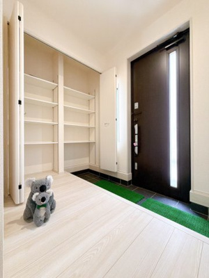 【玄関】 | 安中市板鼻　新築住宅 | 高さ調整できる可動棚完備。玄関をきれいにお使いいただけます。