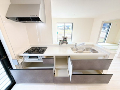 【キッチン】 | 安中市板鼻　新築住宅 | 広々としたシステムキッチン。
収納たっぷりで調理器具も調味料もまとめて収納できます。