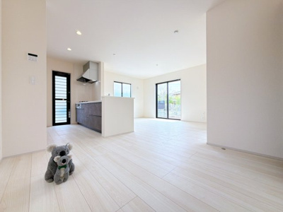 【居間・リビング】 | 安中市板鼻　新築住宅 | リビング・ダイニングは白を基調としたシンプルな空間。
レイアウトも自由に楽しめます！