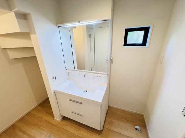 松戸市新松戸７丁目新築戸建【新松戸西小学校:8分】の独立洗面台|シャワーヘッド付き三面鏡洗面化粧台
