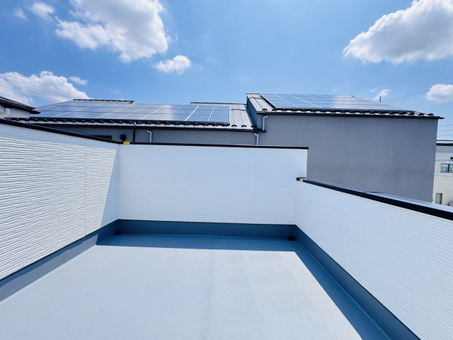 松戸市新松戸７丁目新築戸建【新松戸西小学校:8分】のバルコニー|南向き広々ルーフバルコニー・日当たり良好♪
