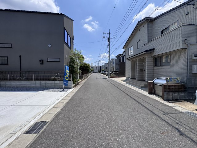 松戸市新松戸７丁目新築戸建【新松戸西小学校:8分】の前面道路含む現地写真|南側前面道路・幅員約6ｍ