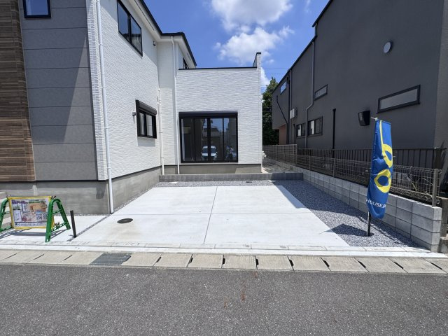 松戸市新松戸７丁目新築戸建【新松戸西小学校:8分】の駐車場|2号棟駐車スペース・並列2台駐車可