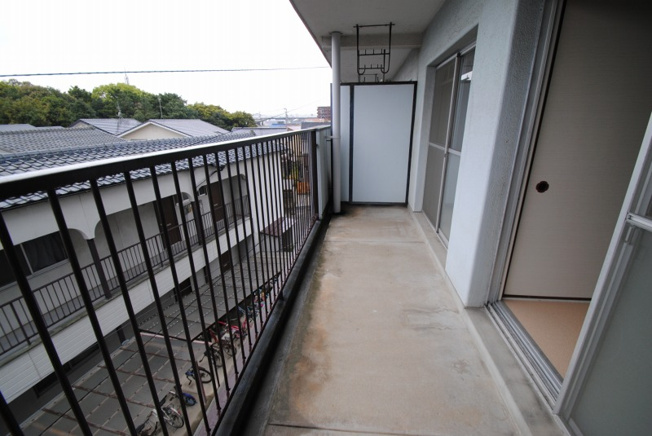 【バルコニー】 | 関戸ビル | 同物件、別部屋の写真です。