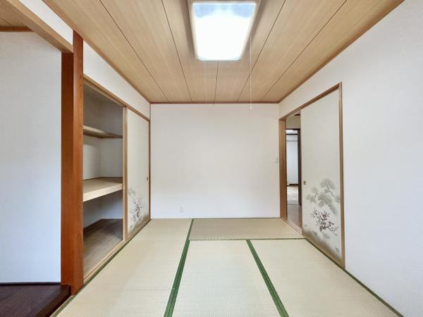 【土地50坪超】香美市土佐山田町　中古一戸建ての和室|押入れ収納充実。畳の香りに癒される落ち着きの空間