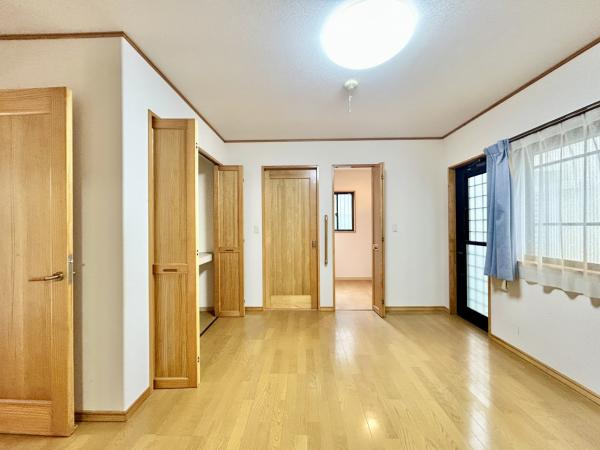 【土地50坪超】香美市土佐山田町　中古一戸建ての洋室|広々した明るい洋室。自分好みのインテリアが楽しめるシンプル設計