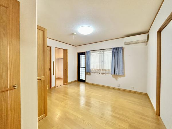 【土地50坪超】香美市土佐山田町　中古一戸建ての洋室|バルコニーへ出入り可能な明るい居室。心地よい光が差し込みます