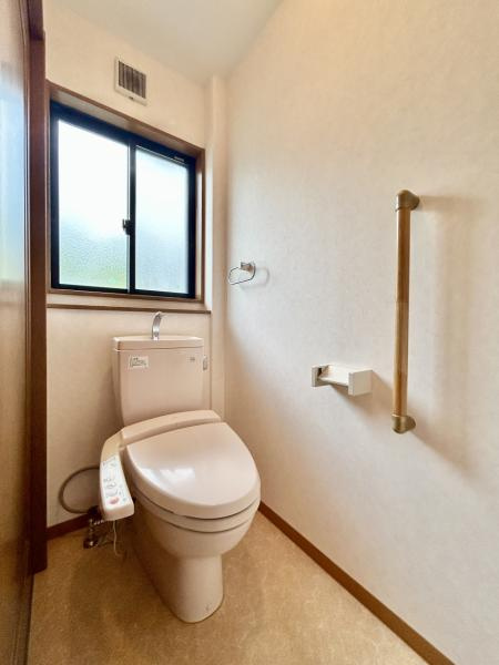 【土地50坪超】香美市土佐山田町　中古一戸建てのトイレ|2階にトイレ完備。夜間の使用も階段を使わず安心です
