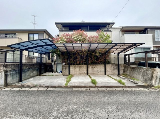 【土地50坪超】香美市土佐山田町　中古一戸建ての外観|前面道路も広く、出し入れスムーズ。来客時やセカンドカーも安心の駐車スペースを確保。機能性と利便性を兼ね備えた外構設計です