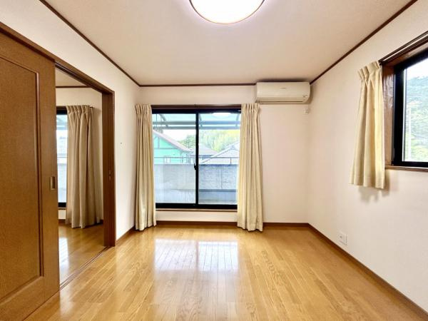 【土地50坪超】香美市土佐山田町　中古一戸建ての洋室|2面採光の明るい洋室。風通りも良く、心地よいプライベート空間