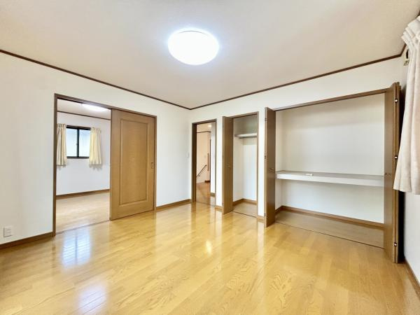 【土地50坪超】香美市土佐山田町　中古一戸建ての洋室|隣り合う洋室を繋げて広々と。家族構成に合わせた使い分けが可能◎