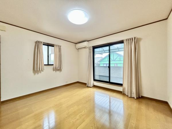 【土地50坪超】香美市土佐山田町　中古一戸建ての洋室|陽当たりと通風を確保する2面採光。毎朝を気持ちよく迎えられます